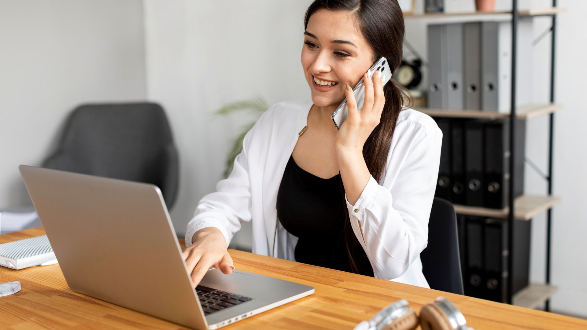 Empresaria peruana gestionando su negocio con Libro de Reclamaciones Virtual activo en cumplimiento con INDECOPI